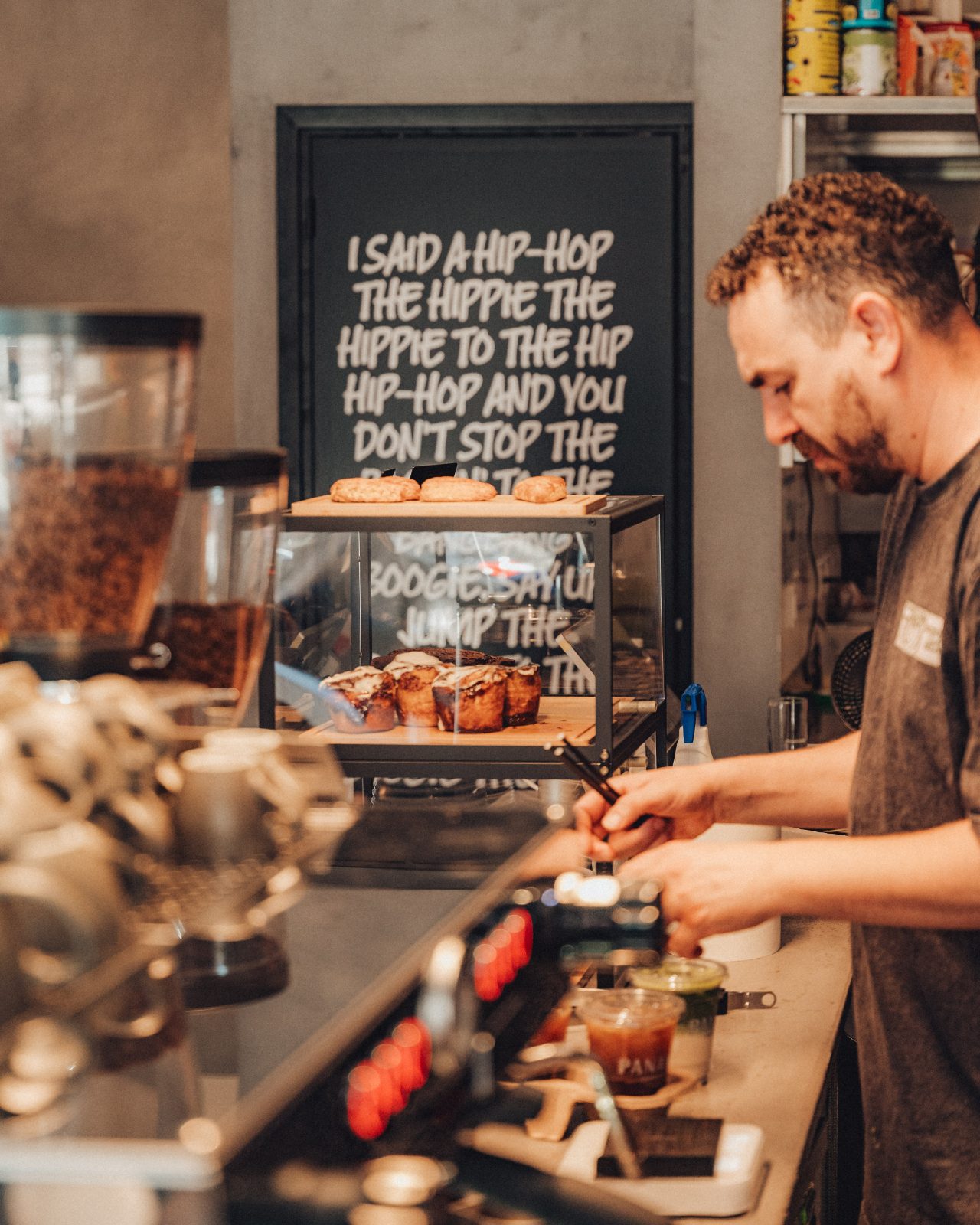 Un barista prépare un café au comptoir du Paname Coffee
